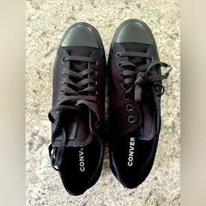 Converse Unisex Low Chuck Taylor’s Men’s 9 Women’s 11